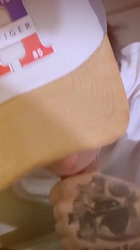 POV 아내를 피해 숨어 있는 이웃에게 전화를 걸어 계단에서 빨아들였습니다.