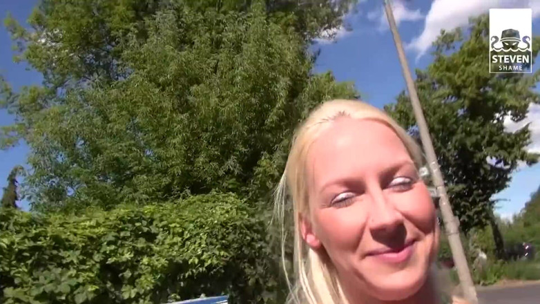 Steven Shame: Trio dans la nature : une blonde donne du plaisir à deux...