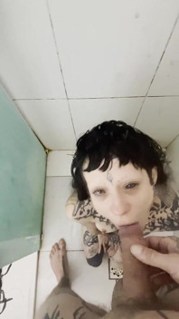 Cewek jalang bertato ini selalu kencing di tengah jalan!