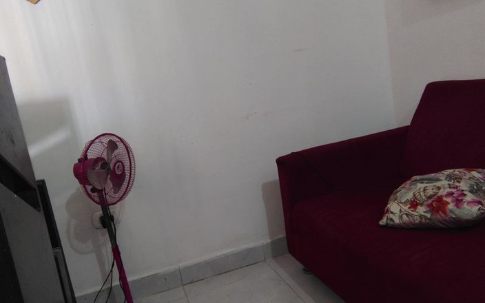 AngyAmazon: Ich lutsche meinen cuckold im wohnzimmer und reite ihn in...