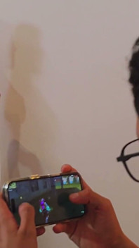 Slim Naty, désireuse d’une bite, rose son sexe contre le canapé et finit par baiser la grosse bite de son demi-frère - Pipeboy