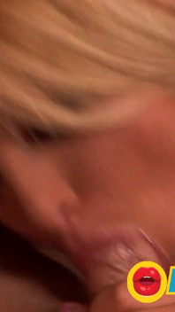 Kochająca anal blond suka dostaje spermę na swoich małych piersiach