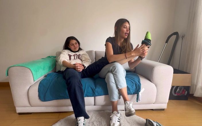 scarlettandc: Ma copine me montre son fétiche en sentant et en...