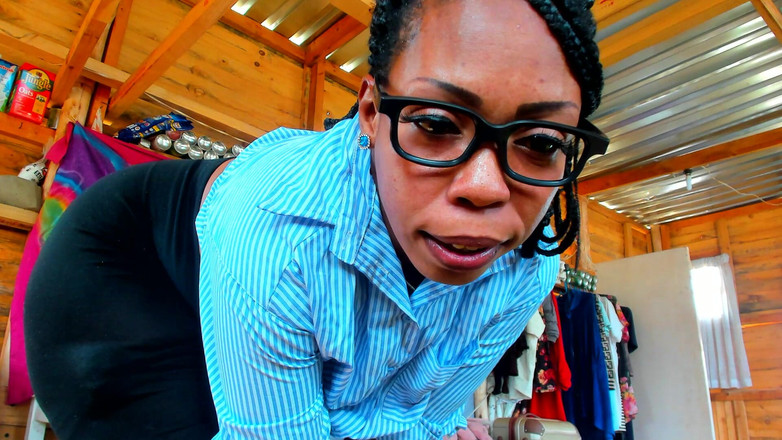 AnalEbony: 角色扮演顽皮的警察逮捕变态并给他撸管我的大屁股作为惩罚...