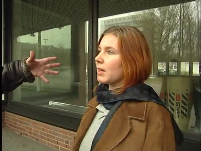 Lucky Cooch: Dolce ragazza che fa un'intervista all'aperto