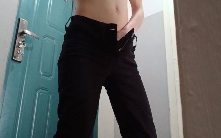 Lesbian-candys: 쪼이는 청바지를 입은 섹시한 마른 갈색 머리가 털이 무성한 보지를 자위하다
