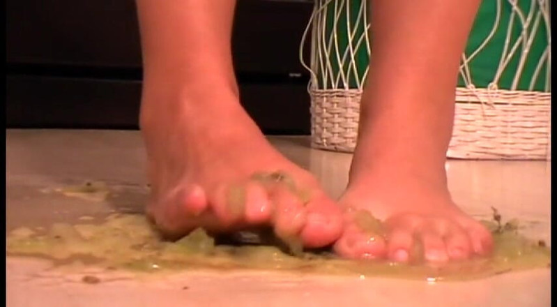 Foot Girls: Esmagando uvas com meus pés nus