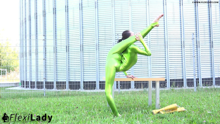 Extreme Shiny & Bendy (Flexilady)