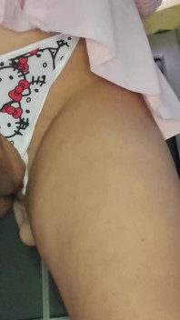 Ragazza sissy mostra il suo piccolo cazzo