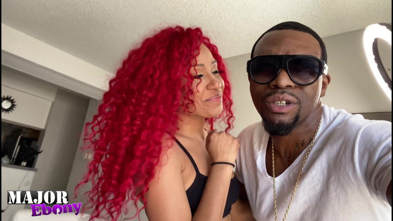 Major Ebony: Barbie la rousse squirte en baisant une grosse bite noire !