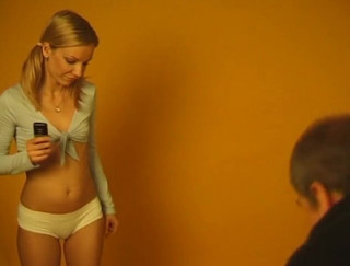 Flash Model Amateurs: Mała cycata blondynka pociera mokrą łechtaczkę