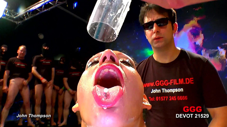 CASTING GIRLS want to FUCK: ジョン・トンプソンで最高のドイツのグーガールズが尿と精液を交換する