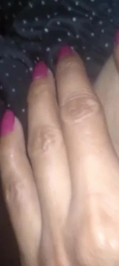 Pisse par une chatte mignonne et poilue