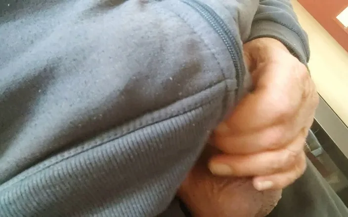 Karlchengeil: Secret Wank in the Kitchen