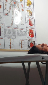 Frauenarzt steckt Dildo in muschi, fingert in den arsch und fickt Patient!