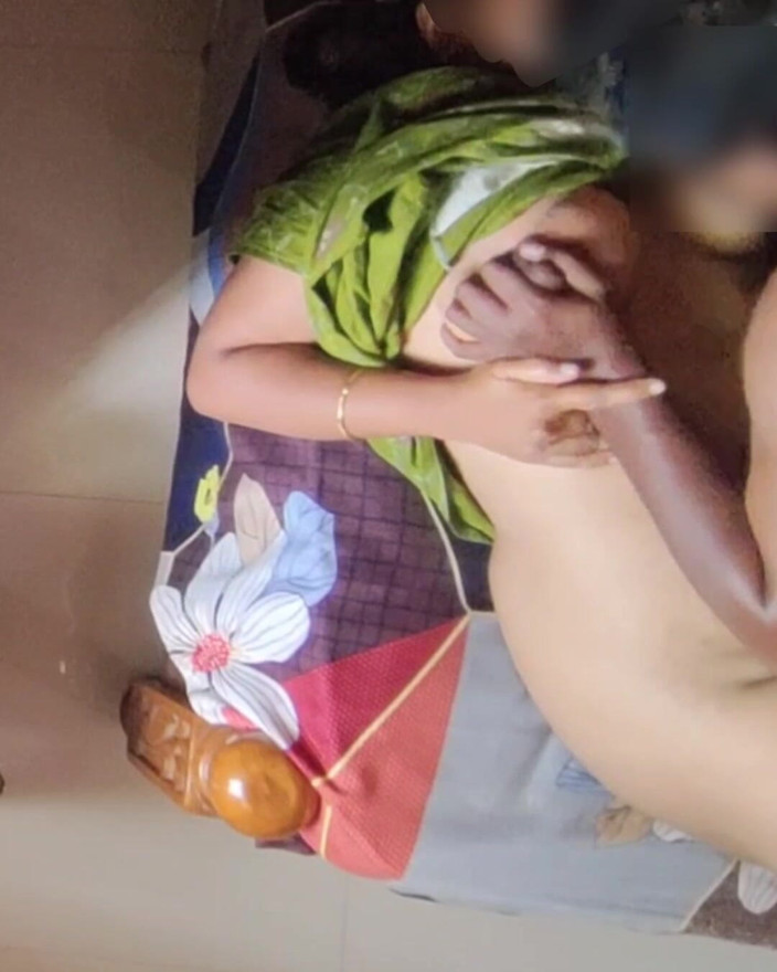 Black & white desicat: bare prakritik stanon vaali hot baudi patni ki raat men...