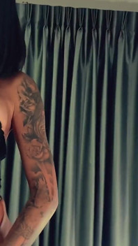 İtaatkar Asyalı ladyboy köle eğitimi ve anal oyuncu seçmeleri