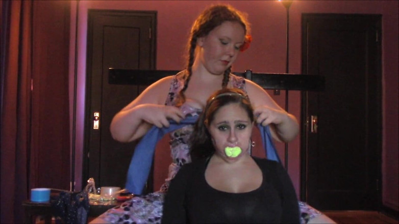 Selfgags classic: La señora Kailey amordaza a su esclavo! (Episodio 2 de 2)