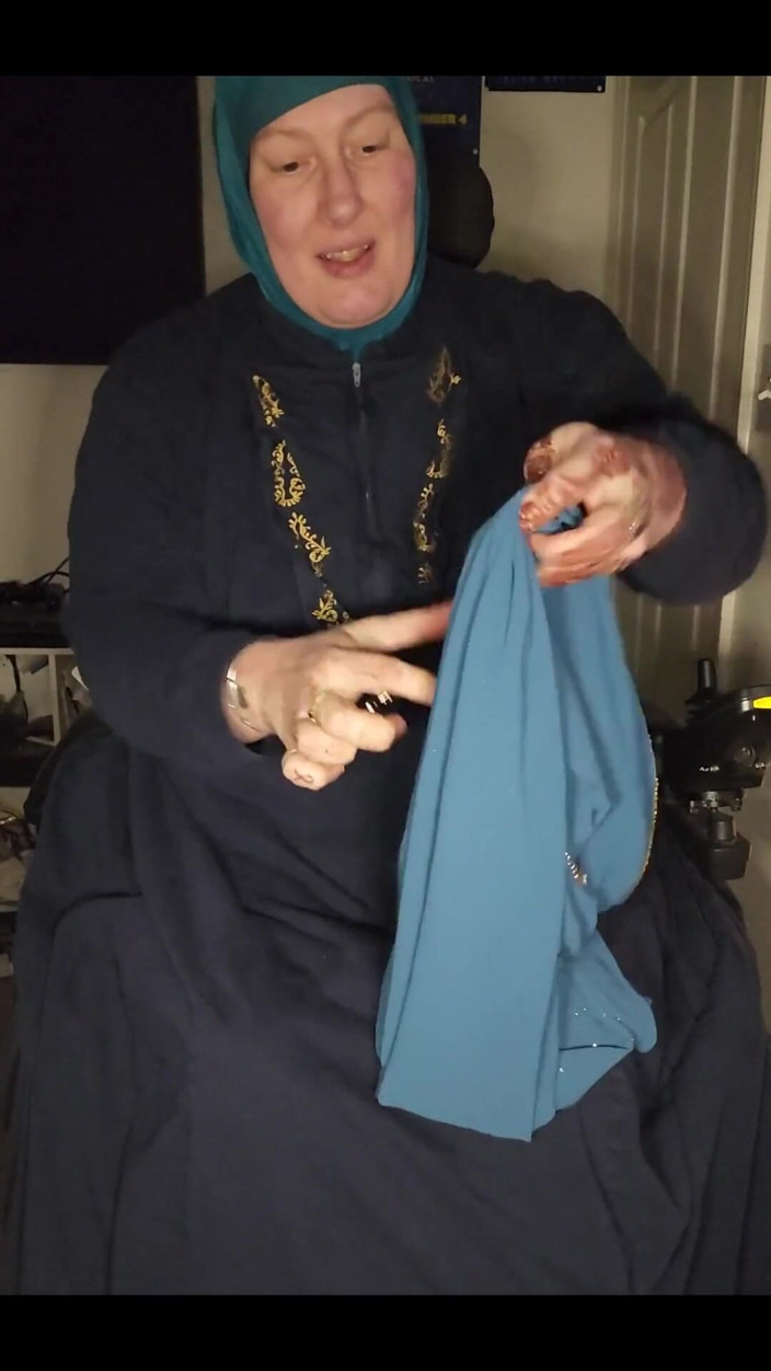 CrippleFreak4U: रात के लिए मेरे हिजाब को खोलना और मेरे अबाया से बाहर निकलना और मेरे अंडरक्लोथों के लिए कपड़े पहनने जैसा कुछ नहीं