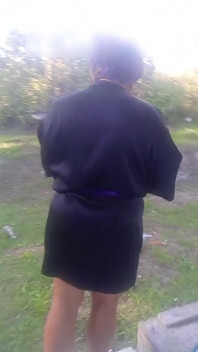MAMĂ SEXY MATURĂ CARE SE PLIMBĂ GOALĂ ÎN AER LIBER