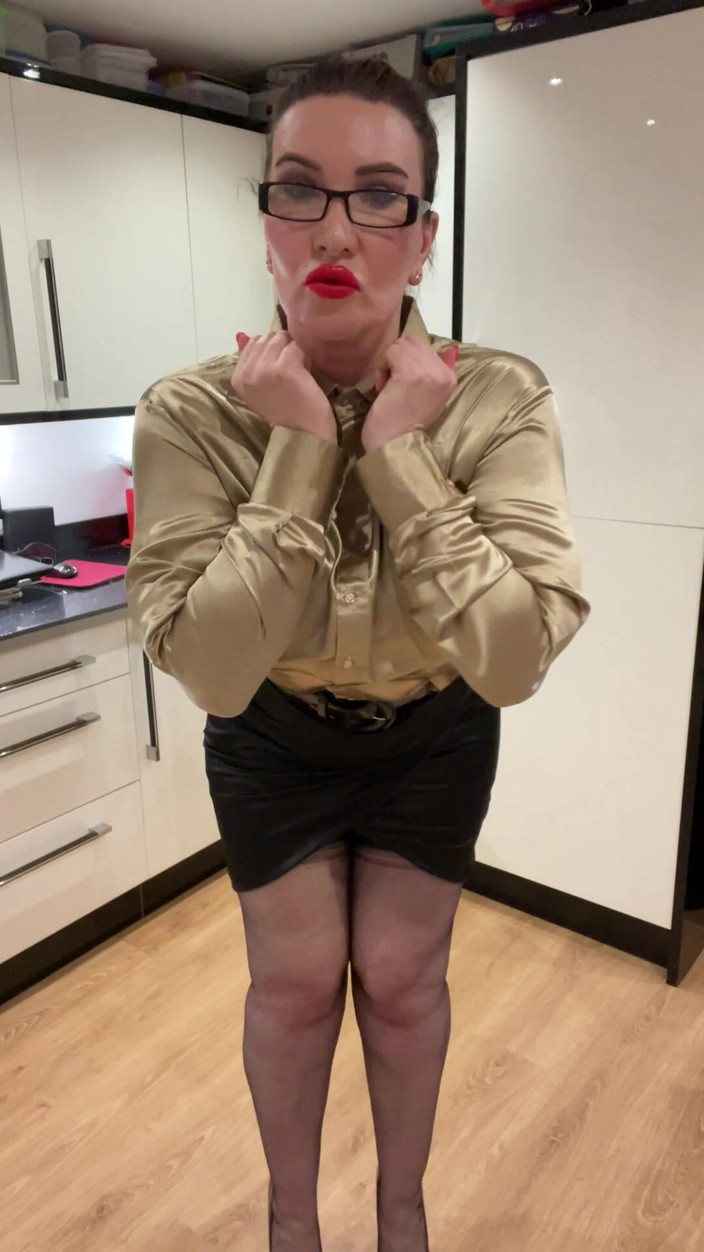 Sophie James: Satin-sekretärin sophie entleert deine eier, neckende nylons
