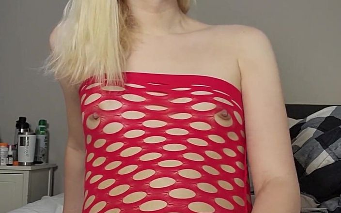 Hapatrap: Splendida ragazza si masturba in sexy lingerie rossa