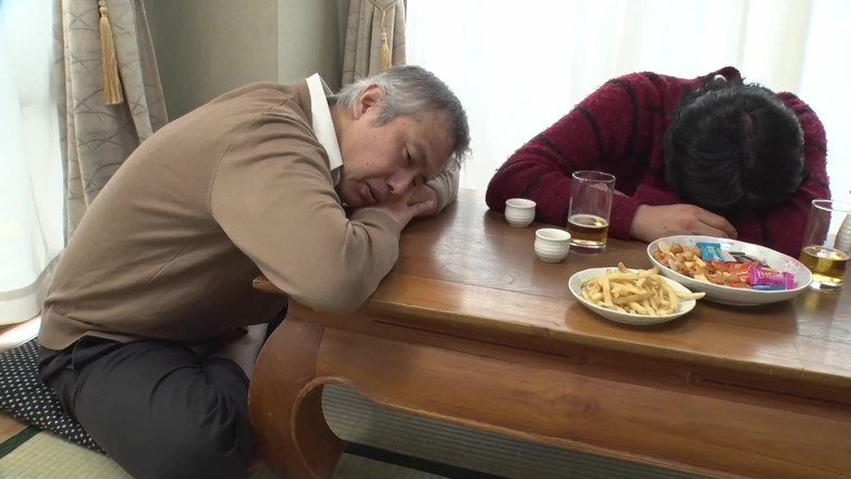 Raptor Inc: Žena v legínách, Vystavuje svůj sval.