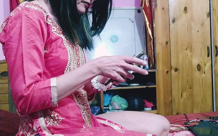 Bolly Karma: Une MILF sexy se fait fumer avant de sucer une...