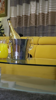 Mutlu Noeller Ve Mutlu Yıllar, Yılın Son Ateşli Romantik Seksi, Dada Deville Ile Yeni Yıl Partisinde