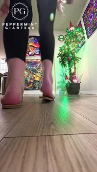 6'7 Raksasa Menghancurkan Tanah di Sandal - Stomps Slow-Mo - Pov