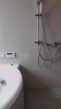 Fare La Doccia E Fare Sesso in Uniforme Scolastica Durante Una Diretta Streaming