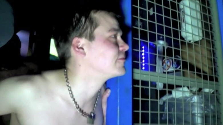 Gaybareback: Úžasný gangbang pro Twink při plavbě