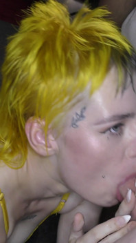 Debut Bukkake Výstřiky na obličej pro Lanu Banana