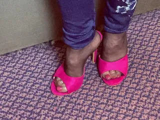 Wanita dewasa dengan kaki seksi ini dientot habis-habisan sama besar pria kulit hitam