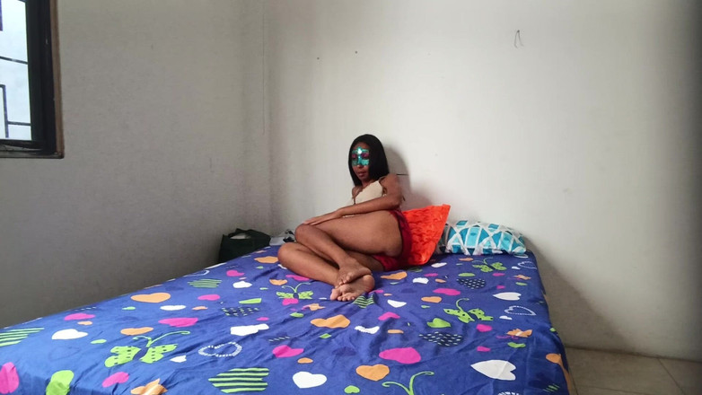 NEGRITA SEXY: Hubená tmavovlasá indická žena si užívá dotýkání se jejích přírodních koz.