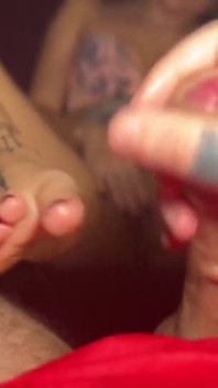 Puta chupando pé como a combinação de boquete e punheta com os pés