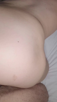 Une belle-mère sexy se fait baiser en POV et éjaculer dans sa grosse chatte poilue. Sexe maison en levrette