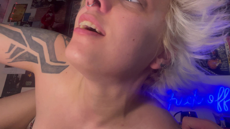 Glitterqueen1999: ¡Te dejo follarme la nariz de nuevo! Cum cuenta regresiva...