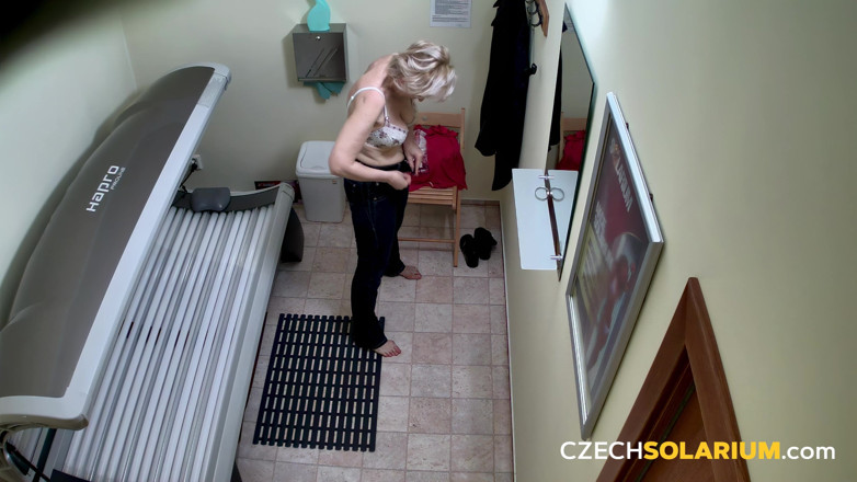 Czech Solarium: Чеський солярій 173 зріла блондинка демонструє свої натуральні вигини