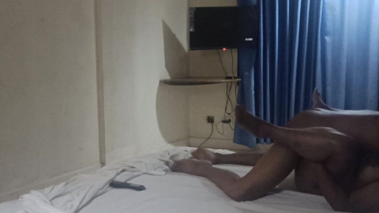Kaira sweetie: Awek India membuat bunyi manis semasa berkongkek pada waktu malam