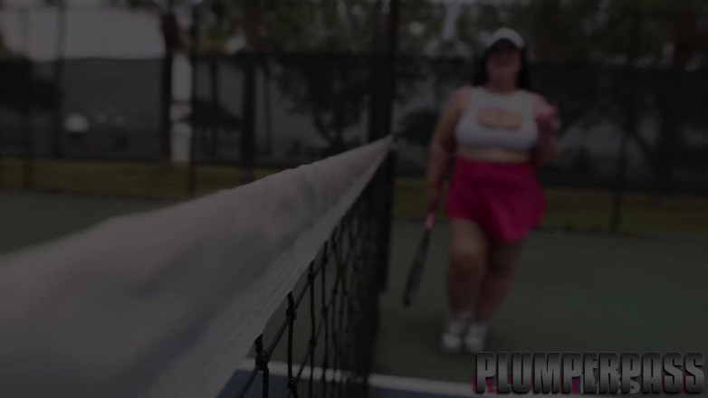 Plumper pass: Plush Plumper Luna Lark bierze piłki BBC po tenisie