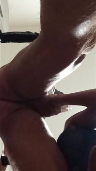 Une MILF prend une vraie bite et 2 godes dans la bouche et la chatte