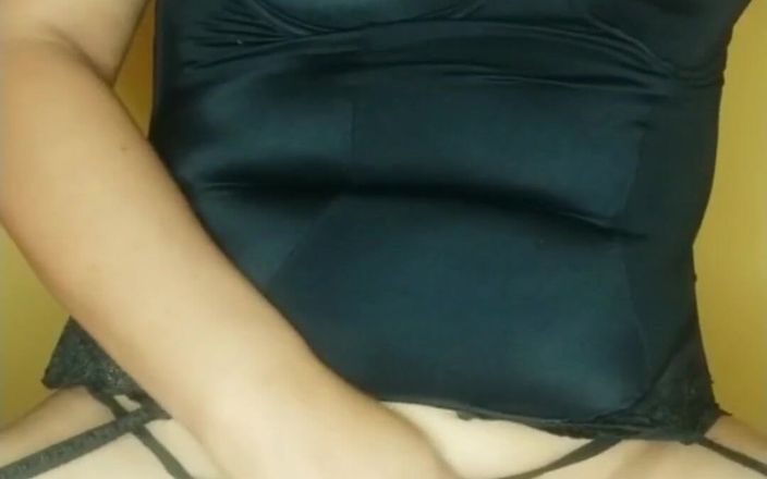Carla Villalobos: Puszczalska i napalona młoda dziewczyna masturbuje się i sika w...