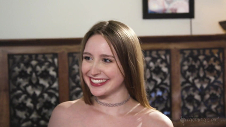 Mommy's Girl: Mámina dívka - Hezká Chanel Grey je nadržená pro sexy macechu...