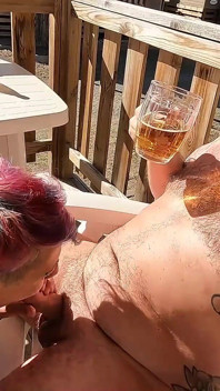 Blowjob di luar dalam perkhemahan di atas teres semasa mengepung