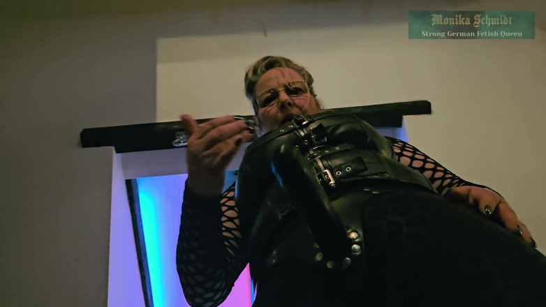 Strict Senz: Monika Schmidt Adore Ma Pipe En POV