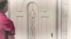 Adult Time: 大人向け時間 - スラッティなミルフキット・マーサーが配達員にオナニーを捕まえ、彼女のアソコをからかう!