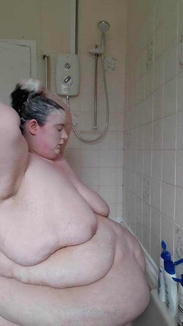 SSBBWLadyBrads: Tu sais que tu aimes une déesse sous la douche