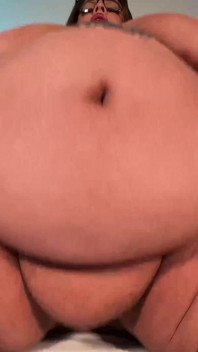 거대한 자지 섹스 인형을 타고 있는 큰 배의 SSBBW 천사