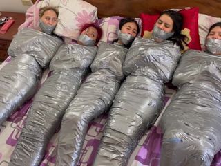 Selfgags Latina Bondage: 5 mumifizierte mädchen kämpfen komplett eingewickelt und geknebelt!